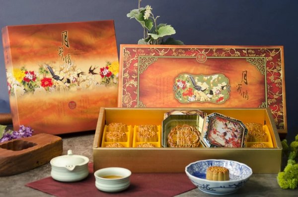 Assorted Moon Cake Gift Box (2 Large & 12 Small Moon Cakes)