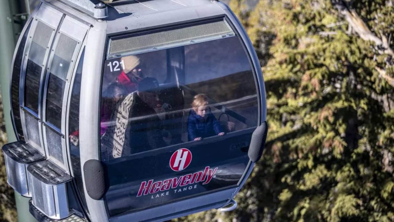 “堪比恐怖片” 加州太浩湖滑雪者叫天天不应，缆车中被困15个小时
