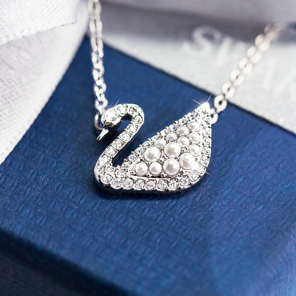 Iconic Swan Micro Pearl Necklace