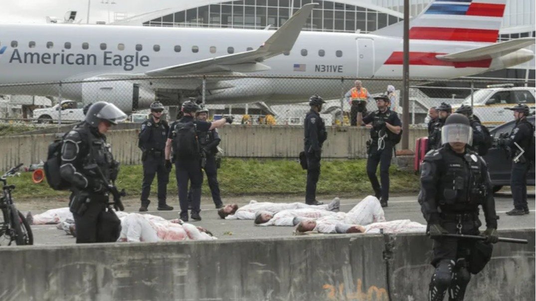 惊了！西雅图机场高速遭“死尸”占领，封锁长达三个小时：大家都别“活”了！