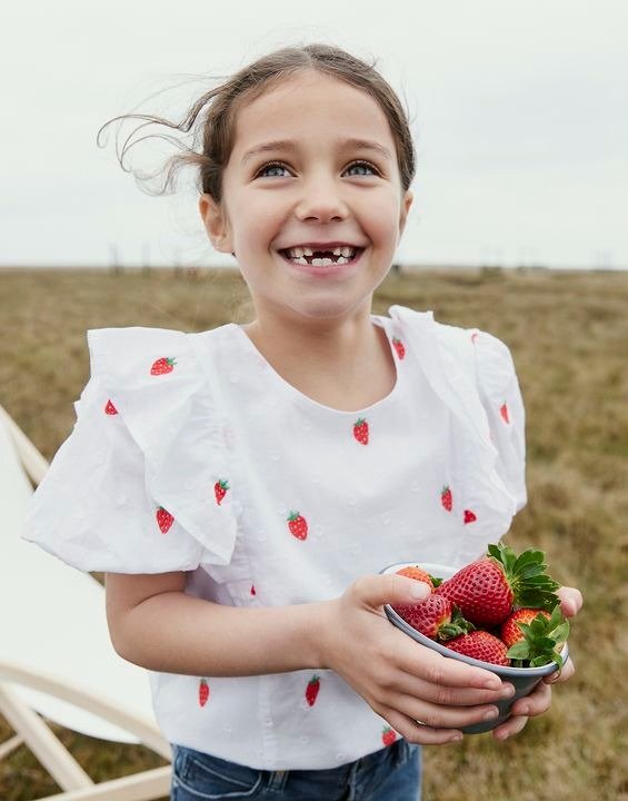 女孩小草莓上衣
