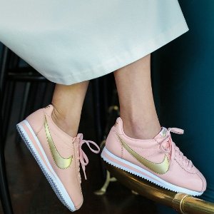 女款超新爆款粉金配色“阿甘鞋”发售 玩转盛夏的桃粉色