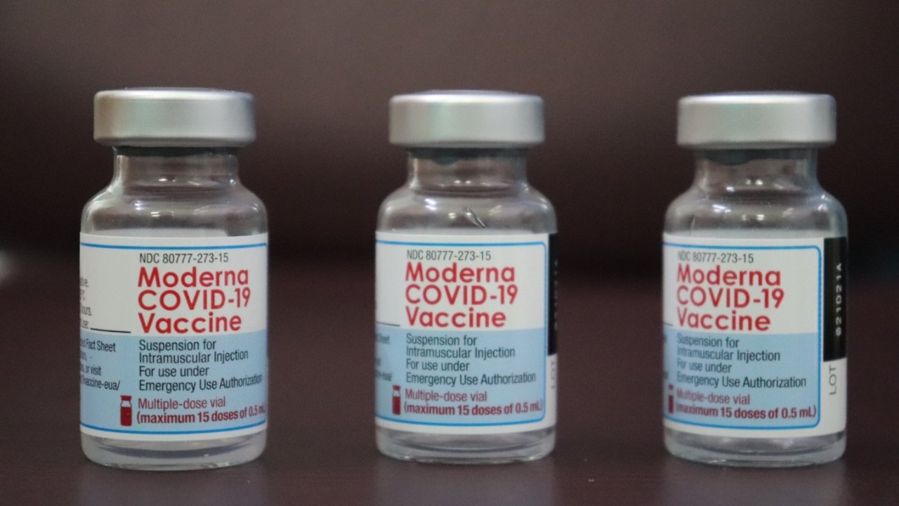 Moderna CEO表示，现有新冠疫苗对Omicron的有效性将下降！