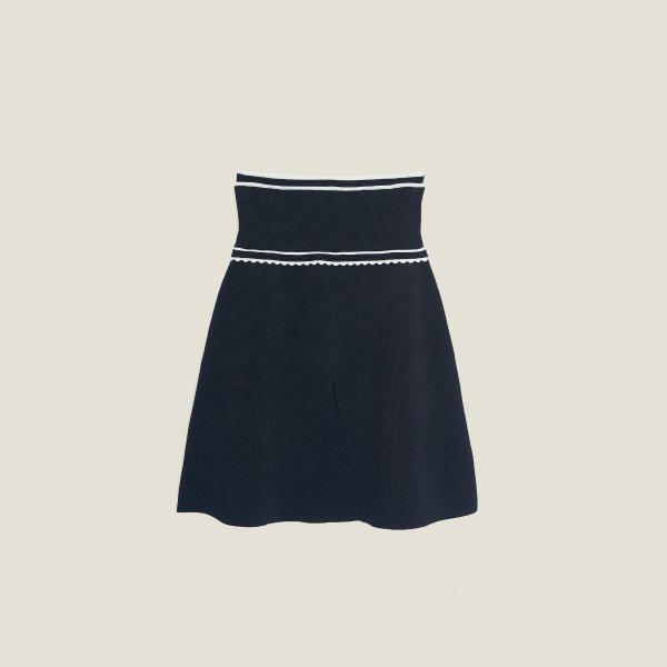 Short knit skirt