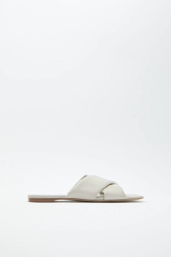 FLAT PADDED LEATHER SANDALS Details