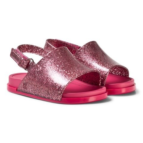 女童粉色凉鞋