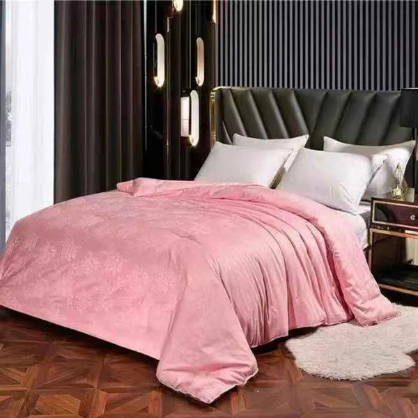 100% Cotton Autumn and Winter Pink Silk Jacquard Comforter Bedding Quilt Filling with Cover Breathable