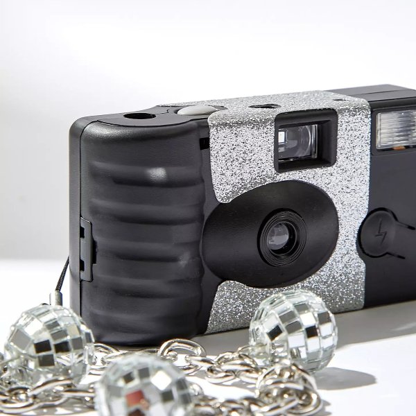 银色和黑色 UO 专用一次性相机（带背带)