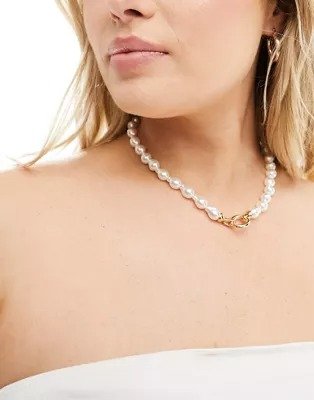 Curve necklace with faux freshwater pearl and clasp detail in gold tone