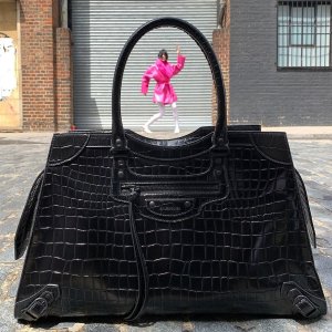 Balenciaga 美包热卖，限定粉色压纹款沙漏包、涂鸦机车包