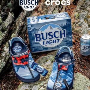 户外探险必备~自带啤酒开瓶器Crocs X Busch Beer 联名款+满额减$30