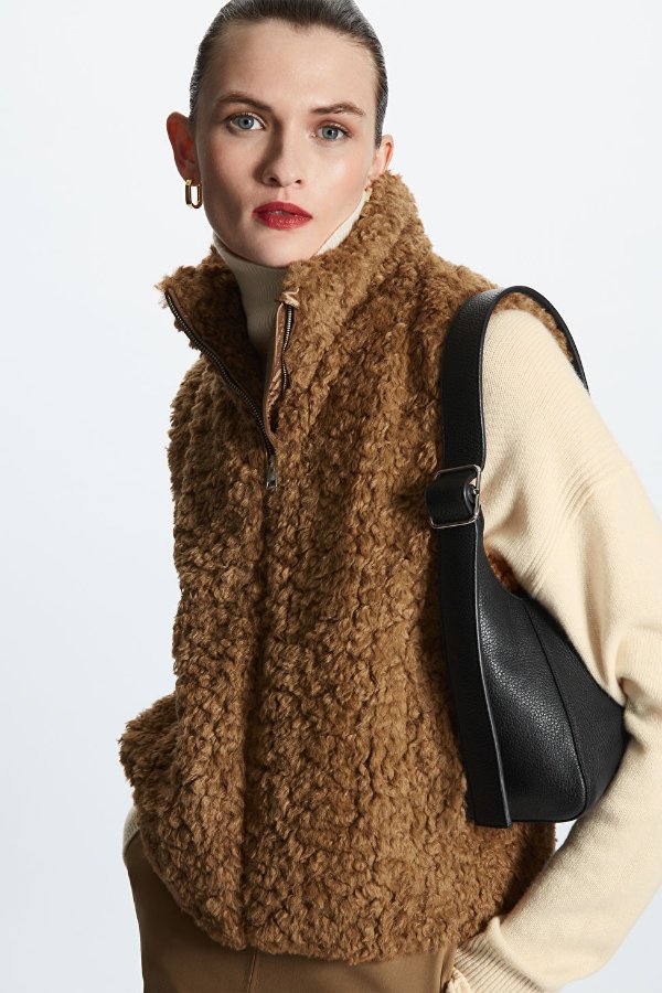 TEDDY ZIP-UP VEST - BROWN - Gilets and Capes - COS
