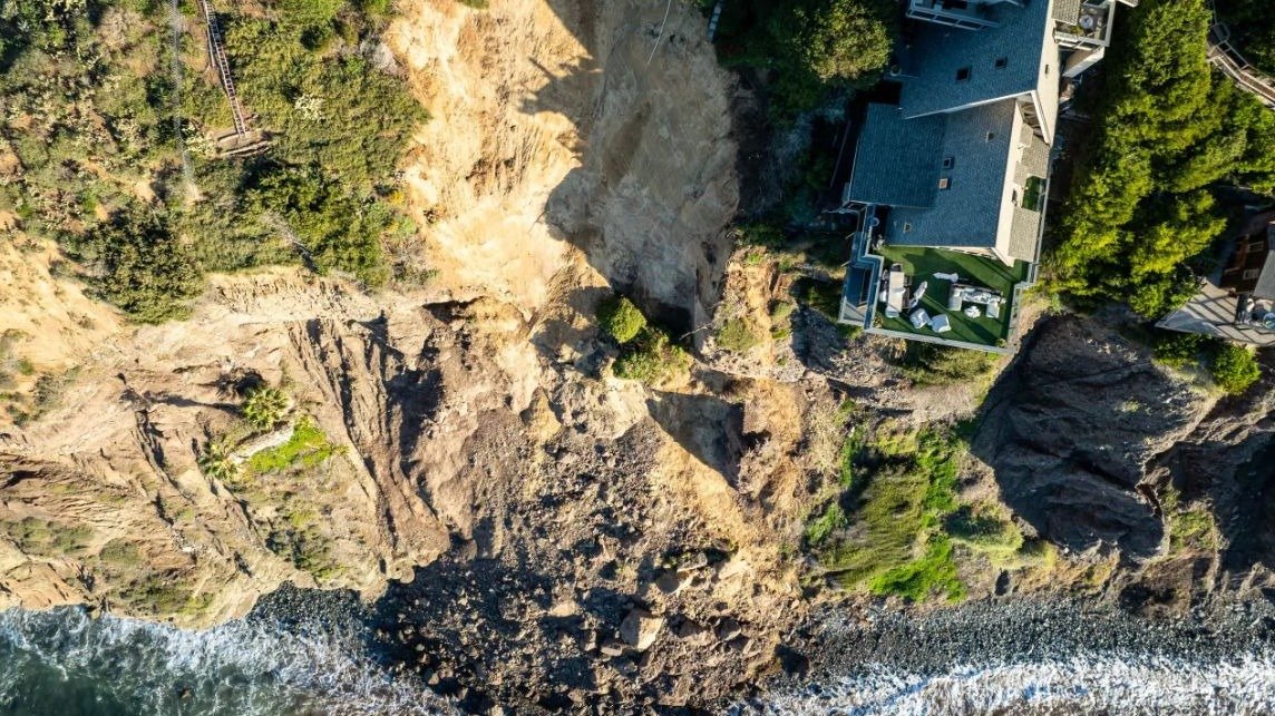 加州1600万美元豪宅，恐从悬崖上滑落到海里，让房主破防了