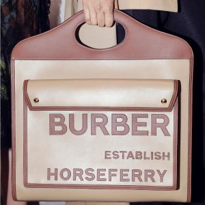 Burberry 情人节闪促上线 经典风衣、围巾、新款包包都参加