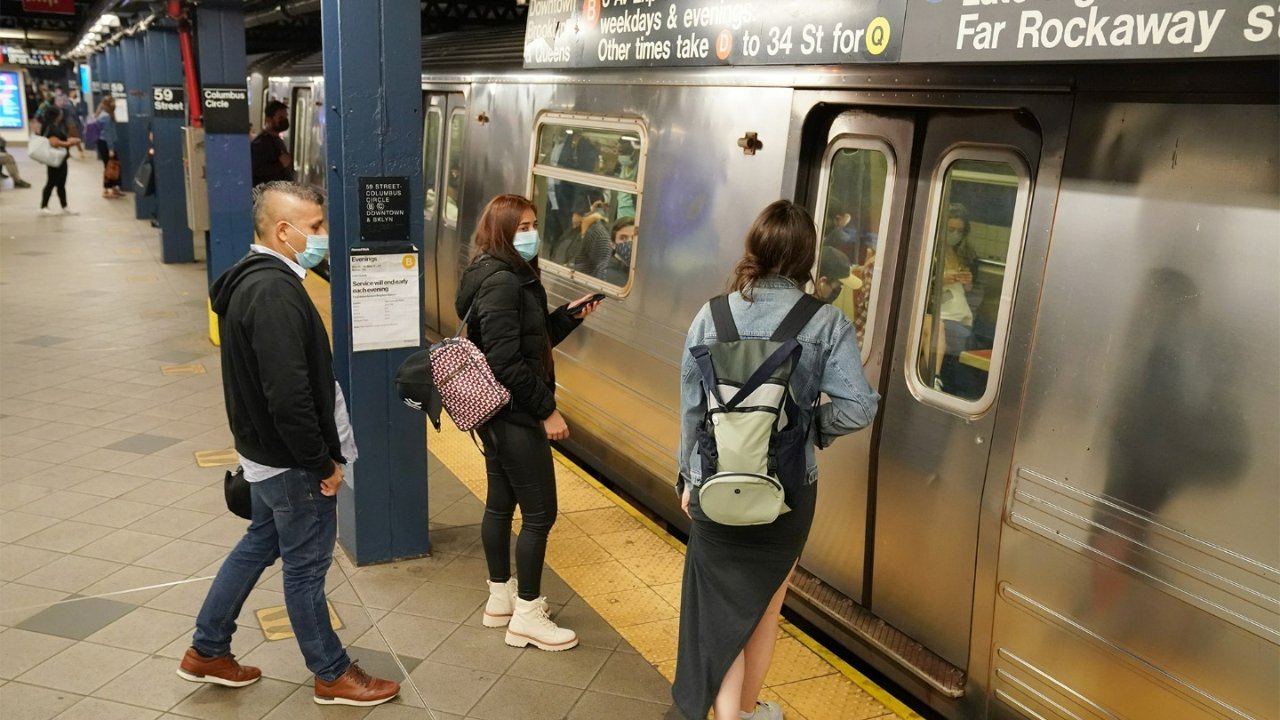 纽约地铁“扒包案”猛增90%，遇上损失上千刀！MTA连发警告：国际扒手集团已入驻！