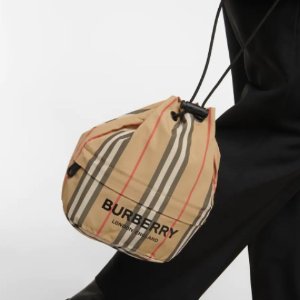 Burberry黑五闪促  夹克￥6404，封面水桶包￥2558