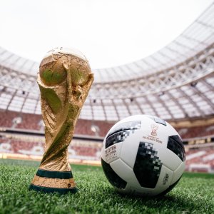 2018 世界杯赛场款足球促销，伪球迷从买球入手