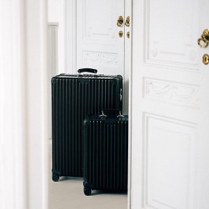 上新：RIMOWA Classic 新款黑色磨砂雾面行李箱，低调的优雅