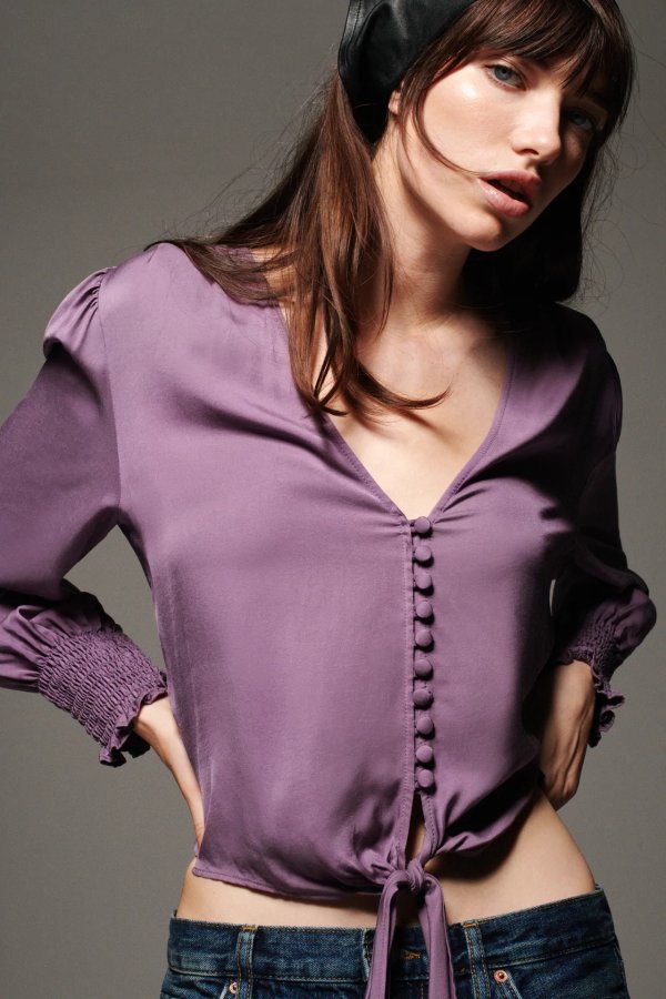 KNOTTED CROPPED BLOUSE Details