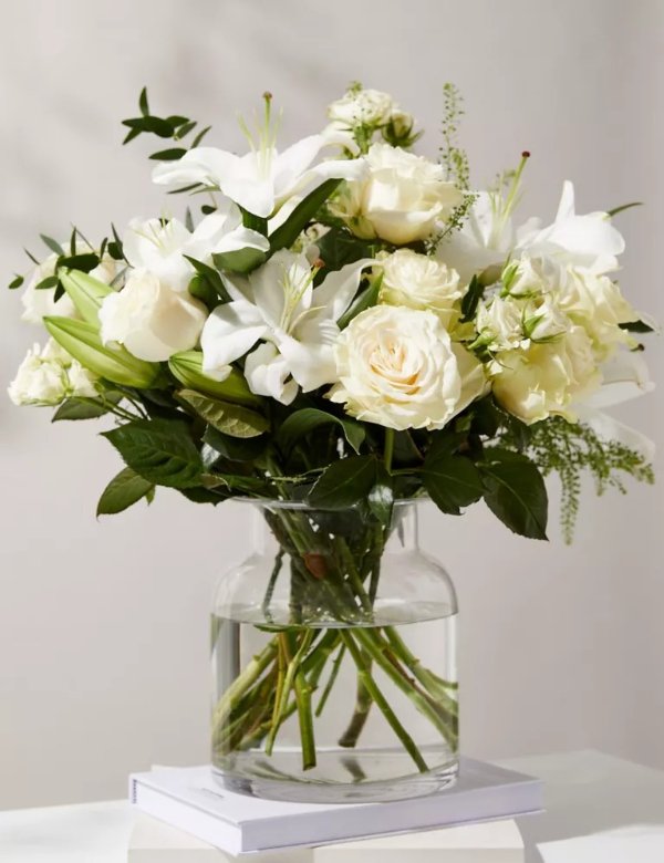 象牙色玫瑰与珍珠白百合花束