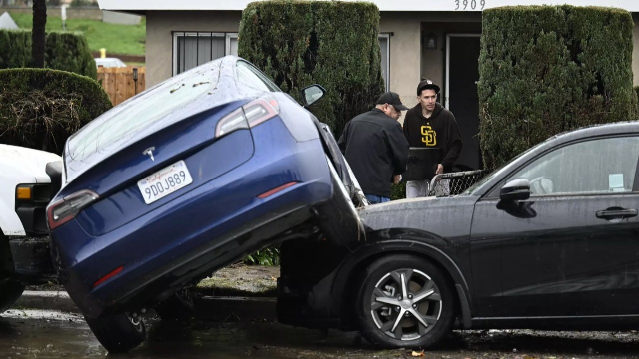 圣地亚哥被洪水淹没，周一进入紧急状态！“车叠车”随处可见