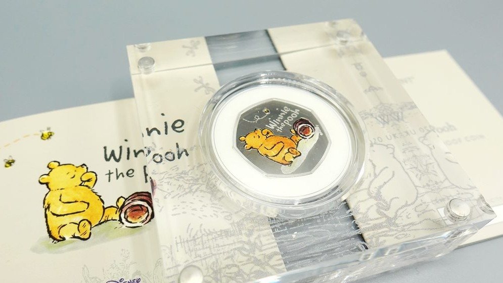 开箱实测|小熊维尼纪念币首次加入The Royal Mint皇家铸币厂！限量发售值不值得买？