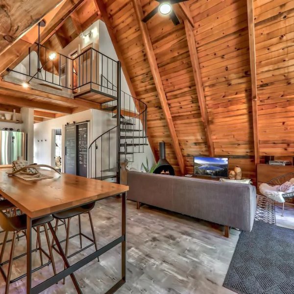 Cutest Chalet in Tahoe! Great location, Retro Decor, Woodsy, Romantic! - Pioneer Trail