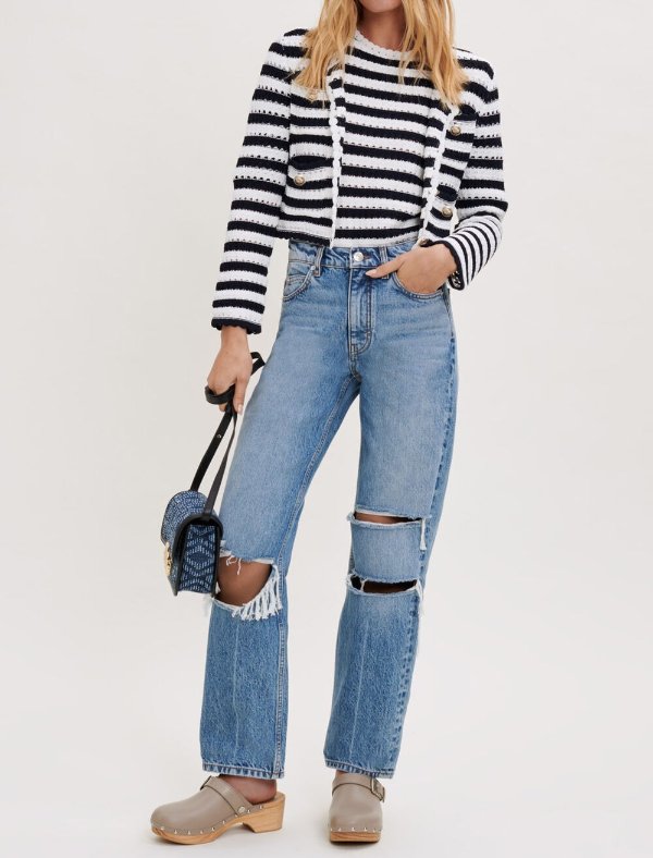 Loose-fitting ripped jeans