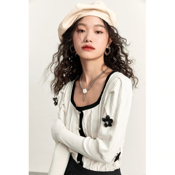 Contrast Collar Floral Brooch Beige Knit Top | Peacebird Women Fashion