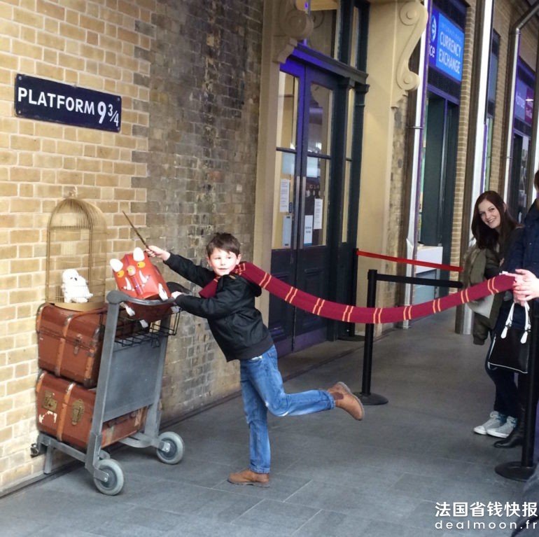 Harry-Potter_Kings-Cross-Station_Platform-9-34-e1503316350842