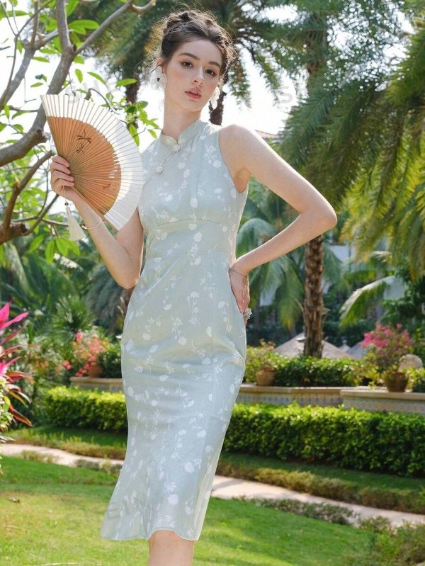 Vintage And Elegant Improved Sleeveless Chinese Qipao/Cheongsam Dress, Perfect For Chinese New Year Celebration