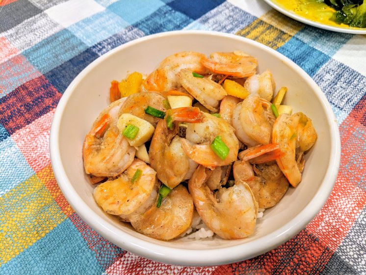 快手食谱|10分钟超下饭姜蒜胡椒炒虾料理上菜