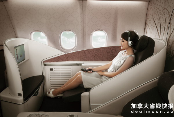 First class going first class. China Southern Airlines бизнес класс. Девушка в салоне самолета. Бизнес класс в самолете девушка азиатка. Большая мягкая игрушка в бизнес классе самолета.