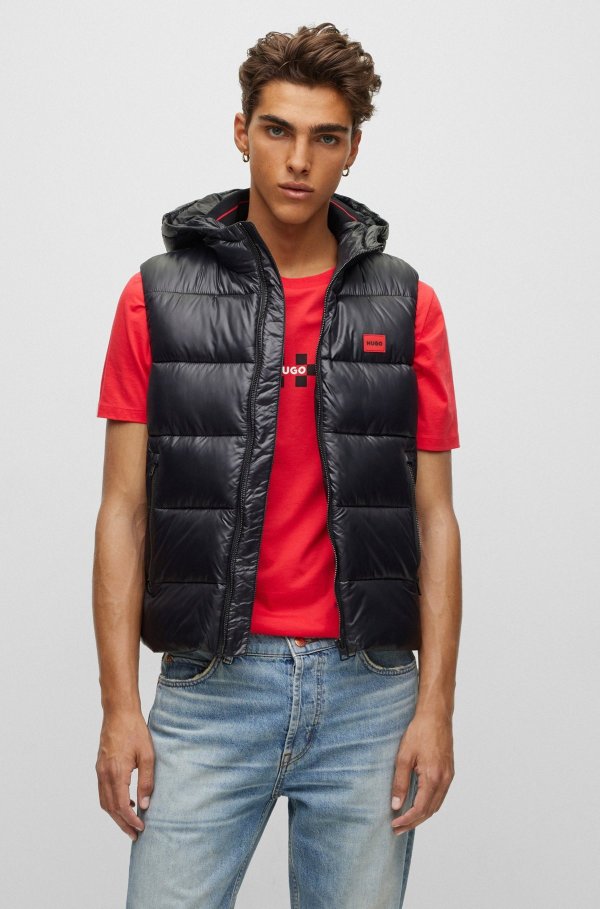 Water-repellent puffer gilet with red logo badge