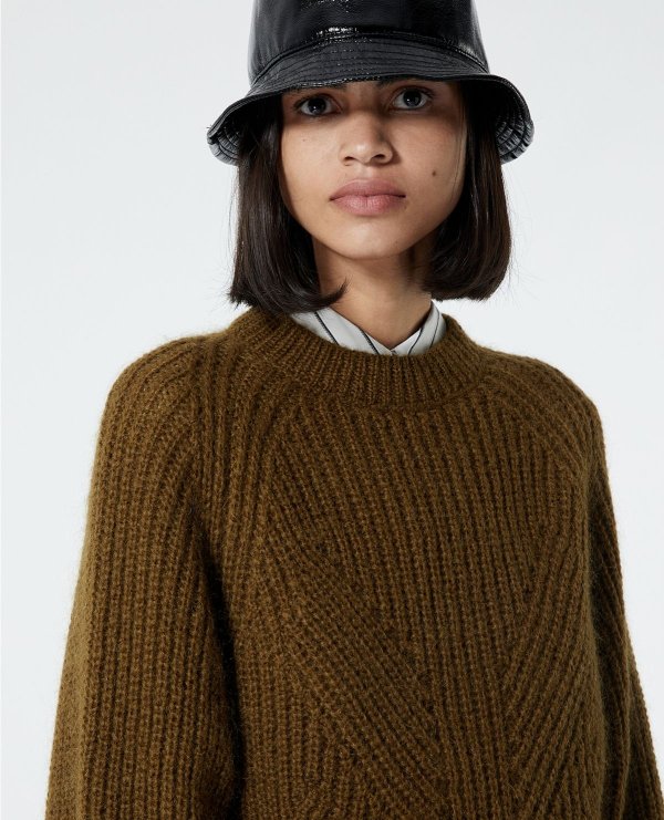 Knit brown sweater with puffed sleeves
