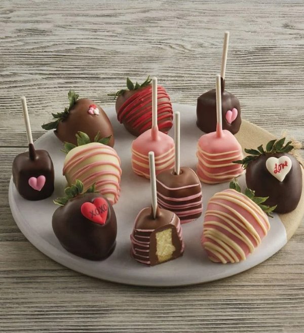 情人节巧克力涂层草莓和芝士蛋糕棒棒糖