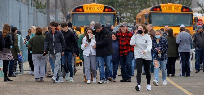 7e1b612f-010d-4af8-a079-82463d58d1f4-schoolshooter_113021_ES04