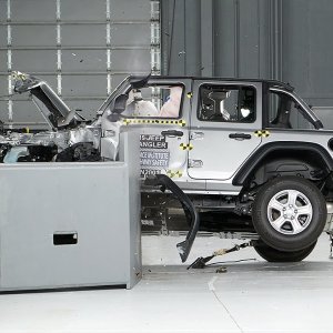 新款Jeep Wrangler IIHS小面积碰撞测试大翻车