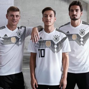 世界杯各队球衣促销，折上折收2018世界杯赛场专用球