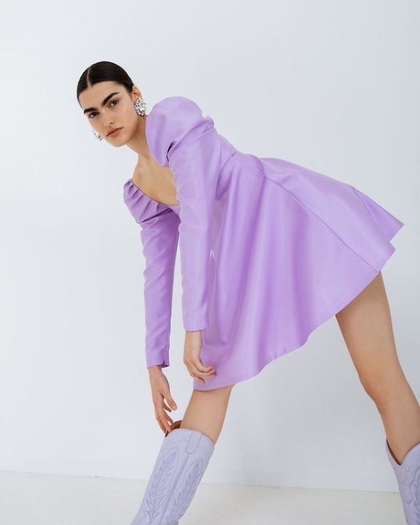 浅紫色泡泡袖蝴蝶结缎面连衣裙
