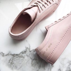 Common Projects 极简风休闲鞋热卖