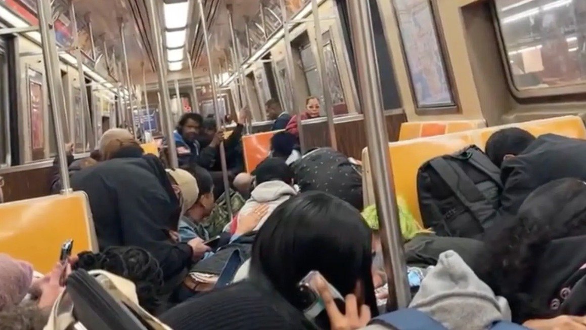 纽约地铁车厢爆枪击！男子被捅后连开4枪，乘客惊慌逃窜