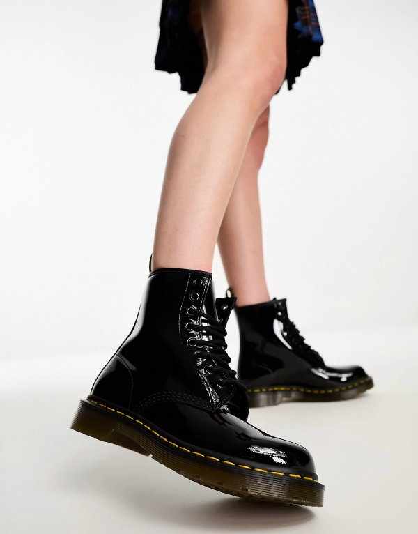 1460 8 eye boots in black patent leather