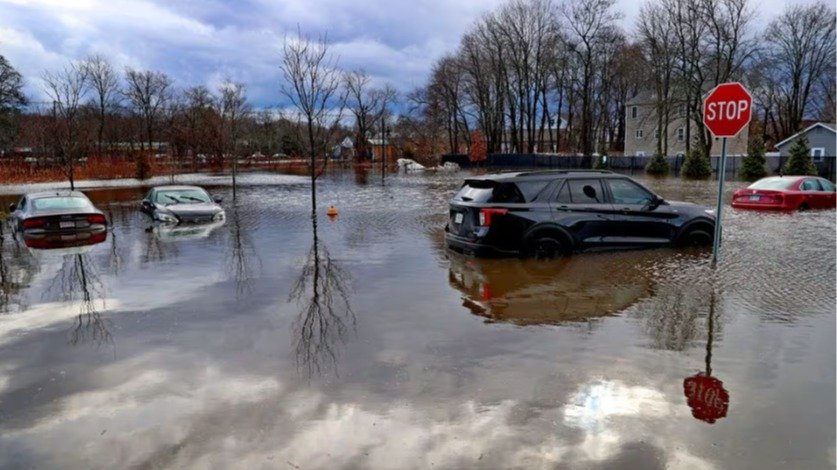 美东风暴太狠！波士顿开车变“划船”，NH海边小镇被淹，司机挂树求救...