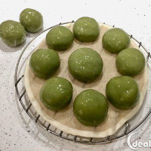 Homemade Popular Green Sticky Rice Ball with Red Bean Stuffer