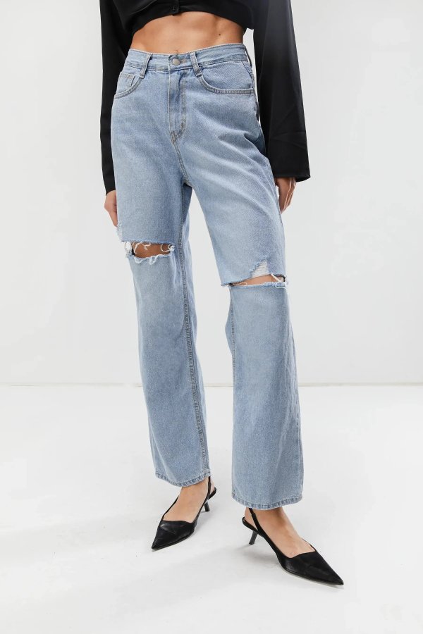 STRAIGHT LEG JEAN WITH DISTRESSING $78 Additional 20% Off Everything - Automatically applied in cart DM-10262-W Light Wash Light Wash DM-10262-W $78.00