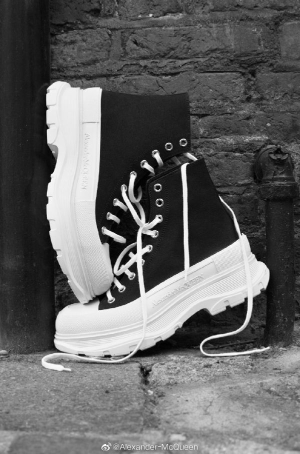 tread sleek boots