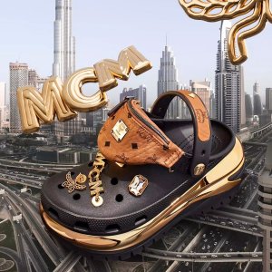 MCM X Crocs 联名上市 黑金泡芙鞋 救命好好看