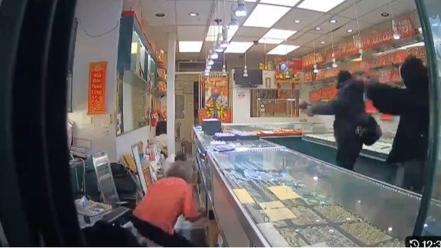 加州唐人街老珠宝店大中午遭8人持枪洗劫！几分钟内亚裔美国梦破碎了