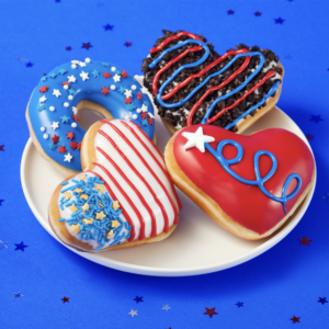 穿着红、白或蓝进店免费领上新：Krispy Kreme 限时推出4款独立日主题甜甜圈 每打$14.79